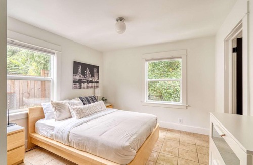 Belmont Apartment | Stay Portland - The Sunnyside Cottage, Local Shops & Nightlife