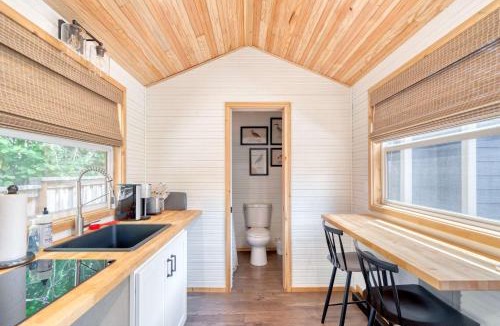 Hosford-Abernethy House | Stay Portland - Tiny Farmhouse - Walk to Local Shops & Restaurants