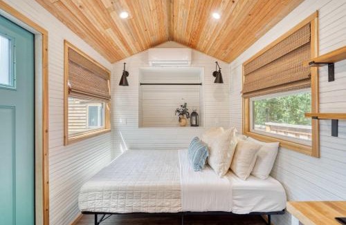Hosford-Abernethy House | Stay Portland - Tiny Farmhouse - Walk to Local Shops & Restaurants