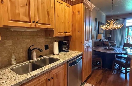 Victor House | StayGK Teton Springs – Cozy Condo w/Patio & Grill