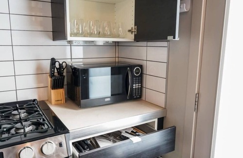 Belmont House | #StayInMyDistrict Buckman Bright Spacious Townhome
