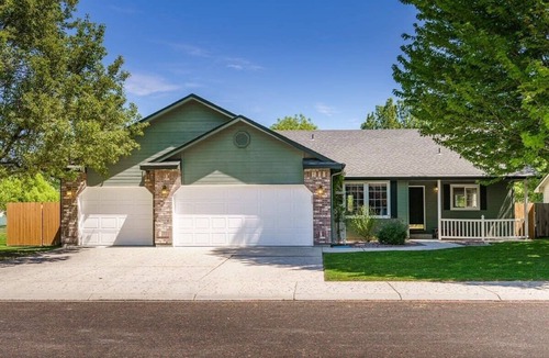 Meridian House | #StayinMyDistrict Comfortable Retreat in Meridian