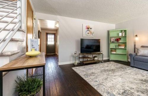 Boise Bench House | #StayInMyDistrict Cozy Central Boise Townhouse