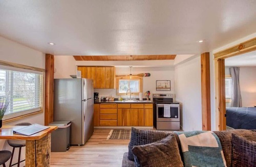 Lakeside House | #StayinMyDistrict Lakeside Cottage