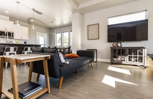 Meridian House | #StayinMyDistrict Modern & Stylish Meridian Home