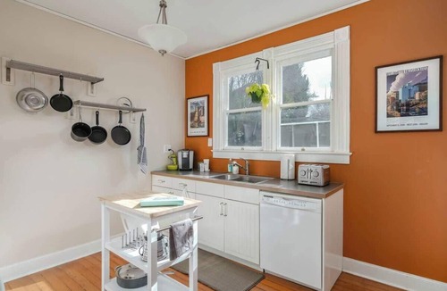 Belmont Apartment | #StayInMyDistrict Sunnyside Vintage Charmer
