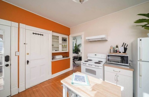 Belmont Apartment | #StayInMyDistrict Sunnyside Vintage Charmer
