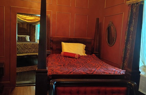 Washington Bed & Breakfast | Step back in time and relive.the 1840's in this beautifully preserved cottage.