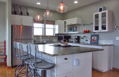 Newport House | Steps to Everything, Sunroom Spa, Secret Game Room!