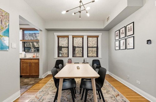 Uptown Apartment | Steps to the Lakefront! This Uptown Beauty is Everything You Need for a Perfect Chicago Getaway condo