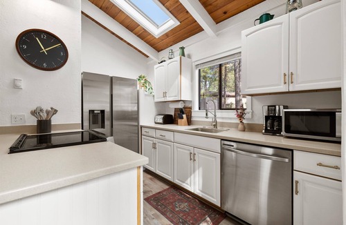Sunriver Ski Chalet | Steps to Village, A/C, Hot Tub, 6 SHARC, Bikes