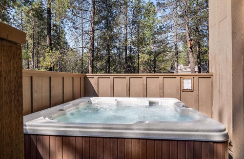 Sunriver Ski Chalet | Steps to Village, A/C, Hot Tub, 6 SHARC, Bikes