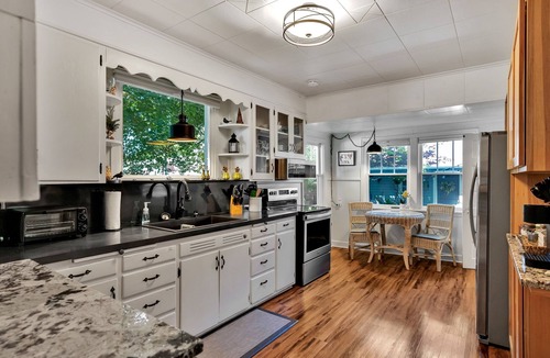 Garden District House | Story book 1920's home in down town Coeur d'Alene with AC, WiFi