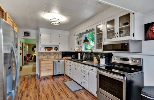 Garden District House | Story book 1920's home in down town Coeur d'Alene with AC, WiFi