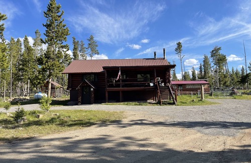 Dubois Cabin | Stratton Ranch - Wyoming Getaway Cabin - 4 bed/2 bath WY Cabin!