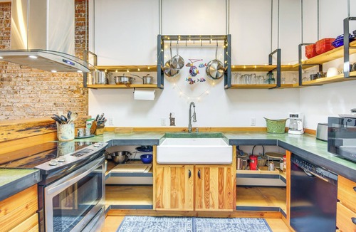 Livingston Apartment | Stroll to Main St: Livingston Gem w/Rooftop Deck