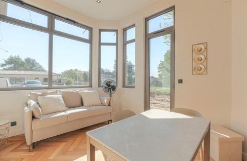 Ecully Apartment | Studio confortable avec terrasse, Ecully