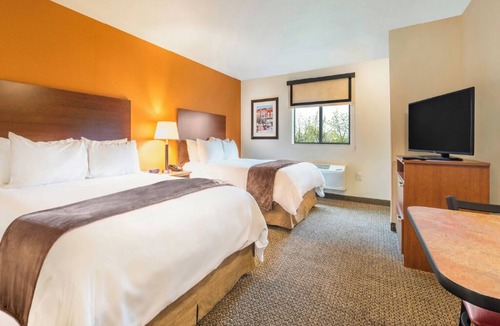 Bismarck Hotel | Studio for Extended Stays w/Full Kitchen & Easy Meal Prep