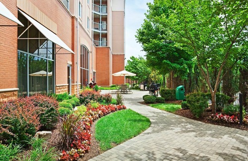 Downtown Chattanooga Apartment | Studio in Downtown Chattanooga | Free Breakfast, Pool + Hot Tub Access