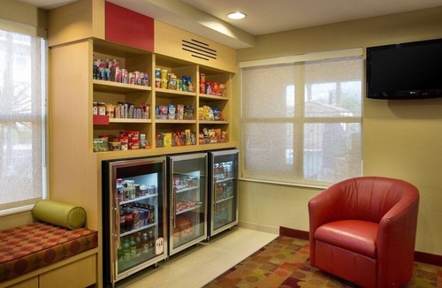 Novi Apartment | Studio Suite with Full Kitchen Near Meadowbrook Lake – 2.1 Mi