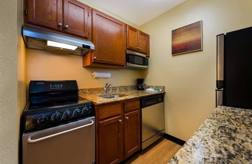 Novi Apartment | Studio Suite with Full Kitchen Near Meadowbrook Lake – 2.1 Mi