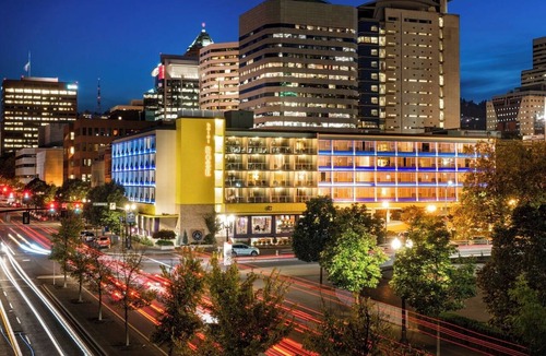 Downtown Portland Hotel | Stumptown King w/Tub at Staypineapple, Hotel Rose, Downtown | Pets Allowed