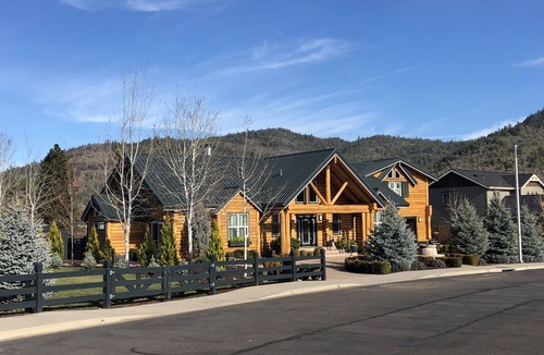 Shady Cove Ski Chalet | STUNNING 1.2M LUXURY HOUSE, sleeps 3-8 in 3 Q BRS + 2 twins, W/3 Full BA. nnn