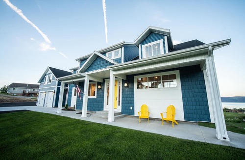 Garden City House | Stunning 10 bedroom Lakeview Retreat! In the middle of Garden City! Ideal Beach!