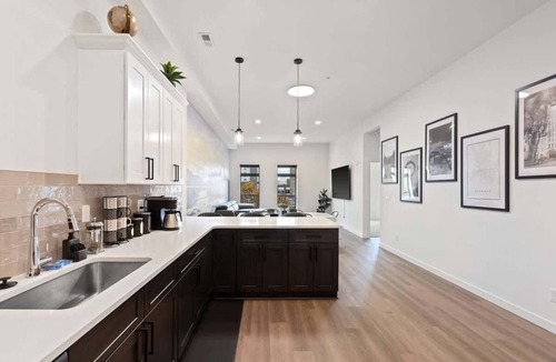Riverside Apartment | Stunning 3-Bed Retreat in the Heart of Downtown