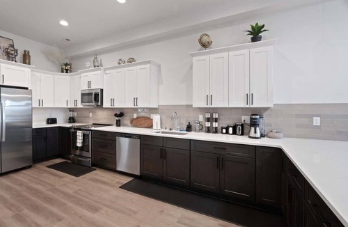Riverside Apartment | Stunning 3-Bed Retreat in the Heart of Downtown