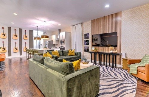 Edgehill House | Stunning 4BR Gulch Home w/16 Beds Skyline Views