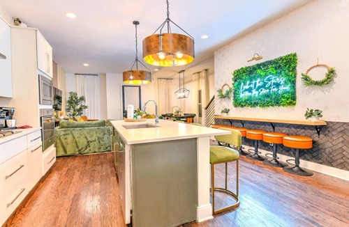 Edgehill House | Stunning 4BR Gulch Home w/16 Beds Skyline Views