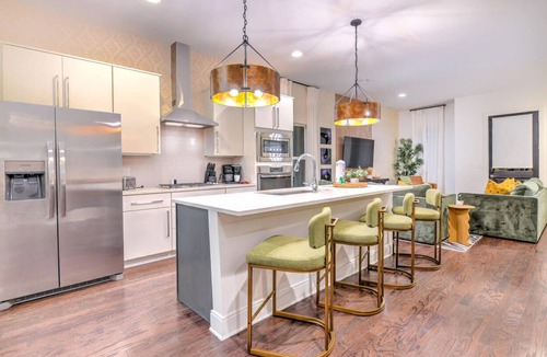 Edgehill House | Stunning 4BR Gulch Home w/16 Beds Skyline Views