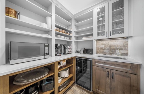 Bellaire House | Stunning 5 Bed 3 Bath-Golf Simulator-2 Hot Tubs-2 Fire Pits-Theater