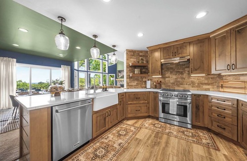 Bellaire House | Stunning 5 Bed 3 Bath-Golf Simulator-2 Hot Tubs-2 Fire Pits-Theater