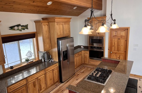 Garden Valley Cabin | Stunning Cabin with Clubhouse on River! Wooded Retreat with Kayaks! Pickleball!