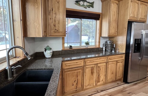 Garden Valley Cabin | Stunning Cabin with Clubhouse on River! Wooded Retreat with Kayaks! Pickleball!