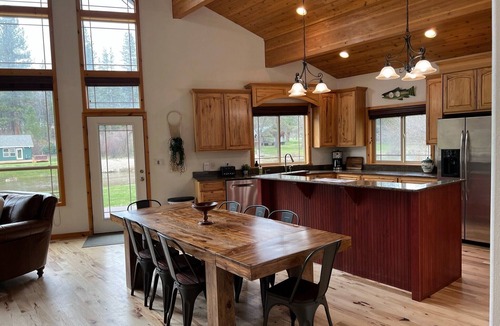 Garden Valley Cabin | Stunning Cabin with Clubhouse on River! Wooded Retreat with Kayaks! Pickleball!