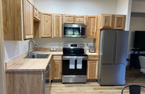 Garden Valley Cabin | Stunning Cabin with Clubhouse on River! Wooded Retreat with Kayaks! Pickleball!