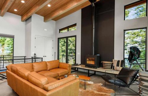Sandpoint Apartment | Stunning Designer Rental with Breathtaking Views for a Memorable Escape in Nature by Lake Pend Orielle in Idaho