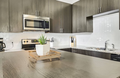 Downtown Des Moines Apartment | Stunning Downtown Studio with Rooftop Patio