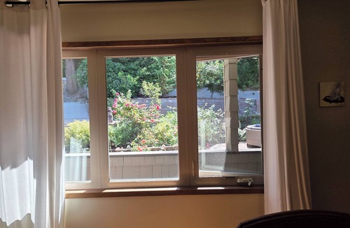 Seahurst House | Stunning High Bank 3 BDRM w/Ballroom on the Salish Sea