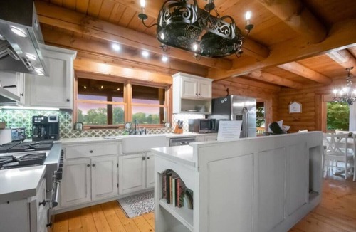 Sumner County Cabin | Stunning Log Cabin Getaway North of Nashville