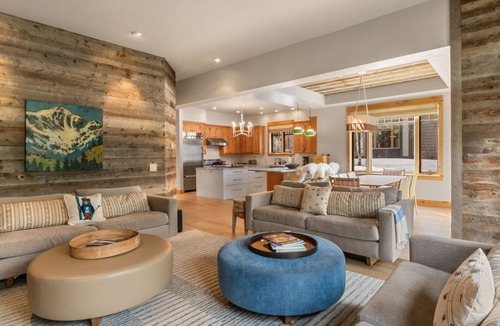 Big Sky House | Stunning, Modernized Town Center Home! Hot Tub! 15 Min Drive to Resort!