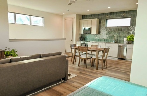 Golden Apartment | Stunning New Modern Studio in the Heart of Golden