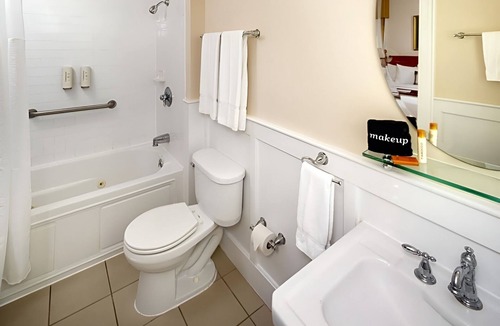 Berea Hotel | Stunning Pet Friendly Room w/Queen Bed Designed w/Elegance for Berea Trips
