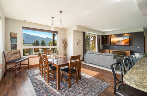 Manson Condo | Stunning Poolside Condo - Wineries - Lake - Marina