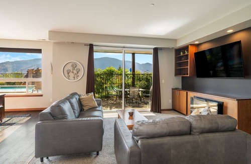 Manson Condo | Stunning Poolside Condo - Wineries - Lake - Marina