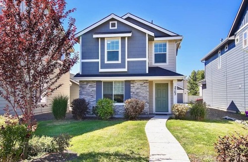 Meridian House | Stunning Private 3 Bedroom Home in the Heart of Me