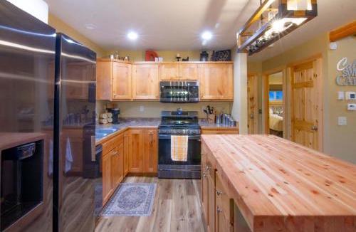 Salmon House | Stunning Salmon Riverfront Cabin
